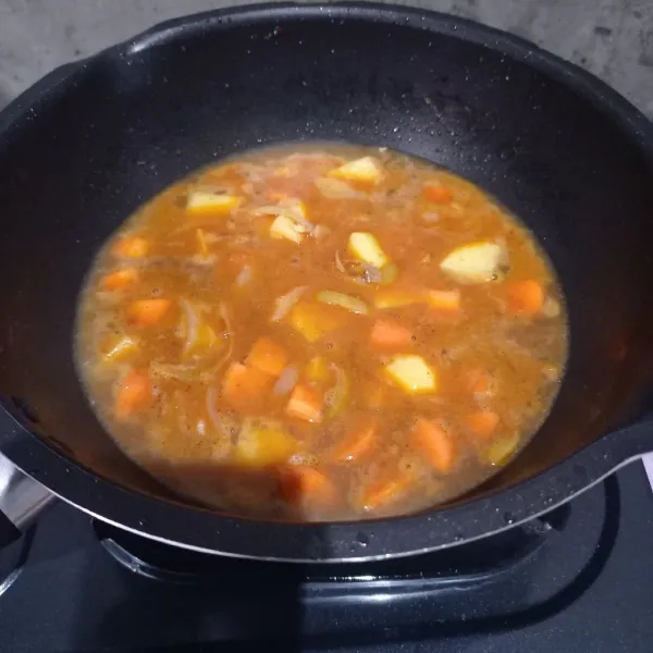 Masukkan air, garam, kaldu dan gula. Masak sampai wortel dan kentang empuk.