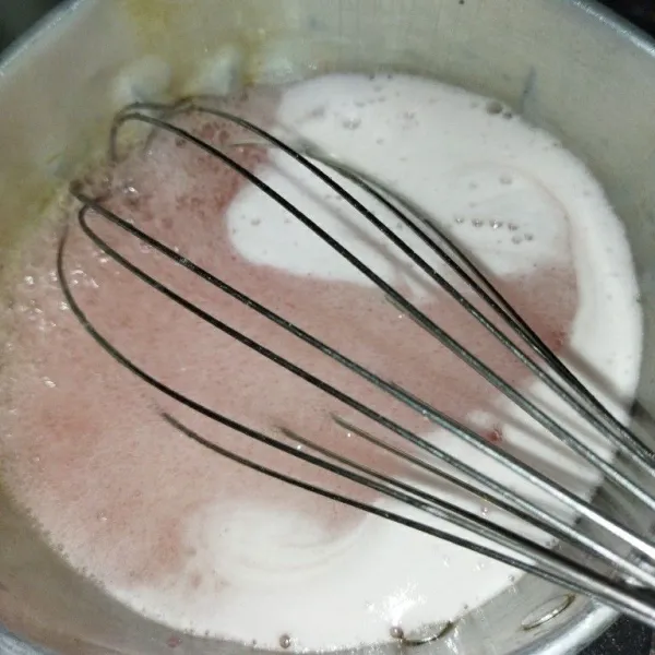 Masak jelly strawberry bersama dengan 50 gr gula pasir dan 400 ml air, masak hingga mendidih, lalu tuang ke wadah, jika sudah padat, potong kotak.
