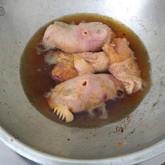 Taburi ayam dengan tepung lalu goreng di minyak panas hingga semua sisi matang. Angkat dan tiriskan.