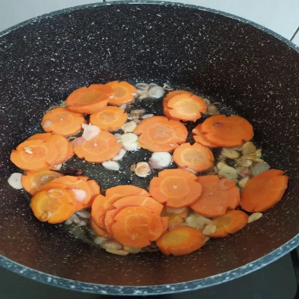 Masukkan wortel, tumis sebentar hingga layu.