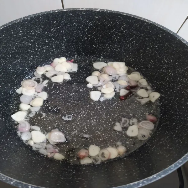 Tumis bumbu hingga harum.