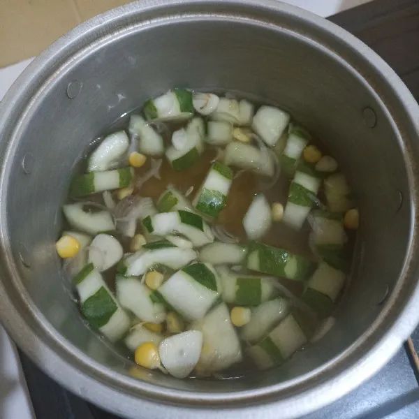 Tambahkan garam, gula, dan kaldu bubuk. Aduk dan masak sampai matang. Koreksi rasa.