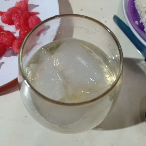 Lalu masukkan es batu dan simpel sirup ke dalam gelas.