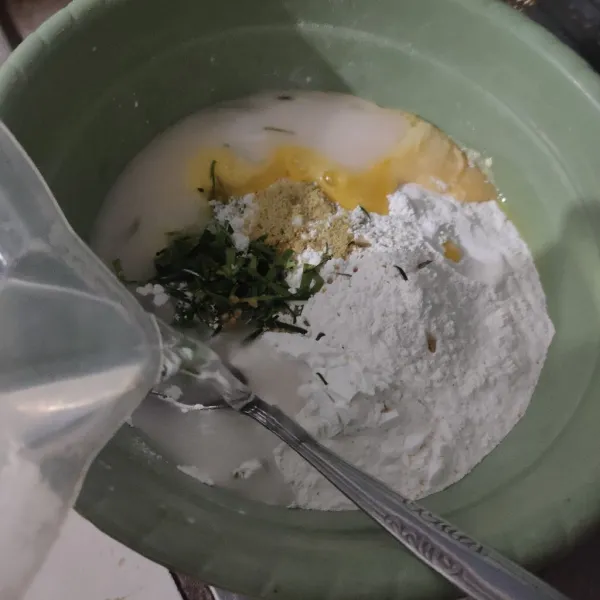 Campur jadi satu tepung, bumbu, telur, dan daun jeruk