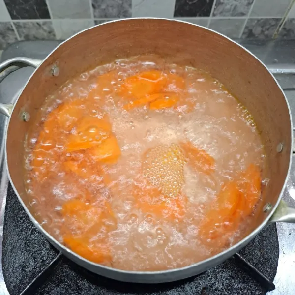 Rebus wortel sampai ½ matang. Tiriskan.