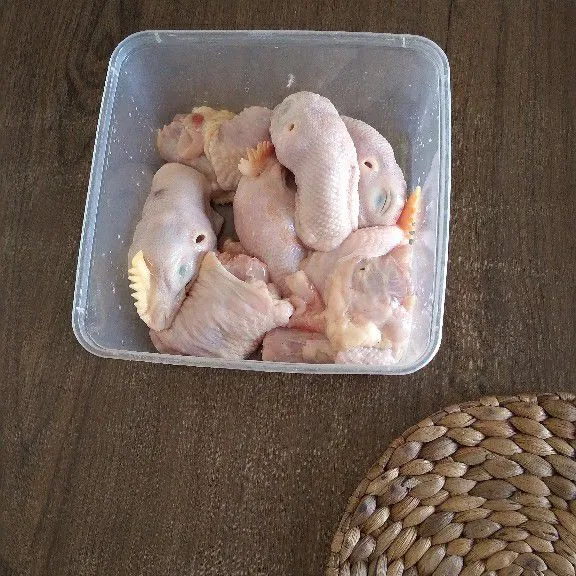Potong kepala ayam menjadi 2 bagian lalu cuci bersih.