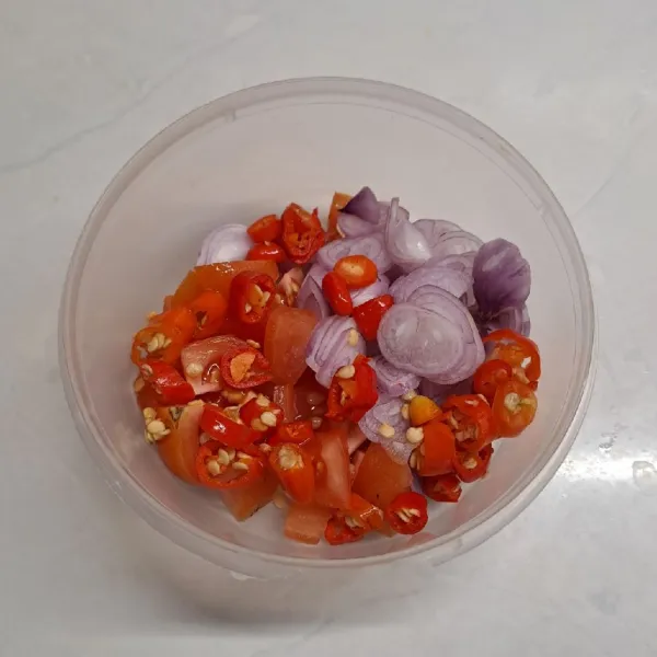Campur jadi satu irisan bawang merah, tomat dan cabe rawit.