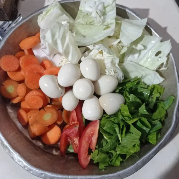 Siapkan bahan, potong-potong wortel, kol, tomat, seledri, dan daun bawang, kupas juga telur puyuh.