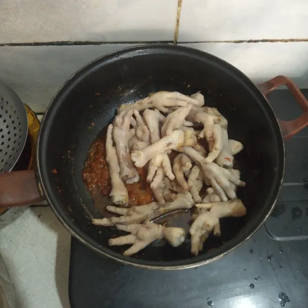Masukkan rebusan ceker ayam.