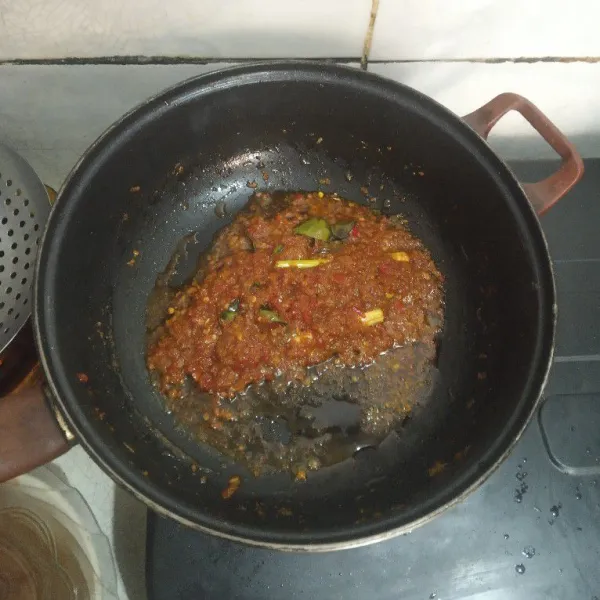 Tumis bumbu halus, serai dan daun jeruk hingga matang.