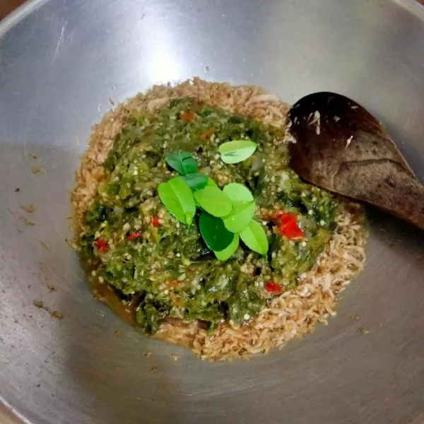 Kemudian masukkan cabai yang sudah dihaluskan tadi, beri daun jeruk, aduk rata.