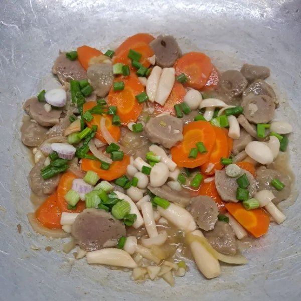 Masukkan wortel rebus dan irisan daun bawang. Masak sebentar asal layu. Angkat dan sajikan.