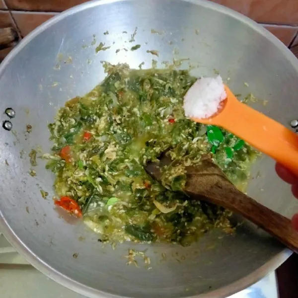 Tambahkan garam, kaldu jamur, dan gula pasir, aduk rata.