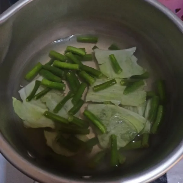 Potong kacang panjang dan kol yang sudah dibersihkan. Didihkan air lalu masukkan sayur dan masak hingga matang, tiriskan.