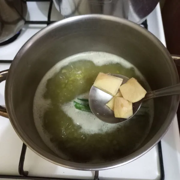 Masukan irisan jahe, garam, dan vanili bubuk lalu masak hingga kacang hijau empuk.