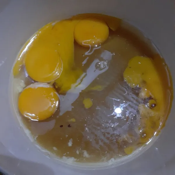 Pada wadah, letakkan telur ayam, gula, garam, vanili bubuk.