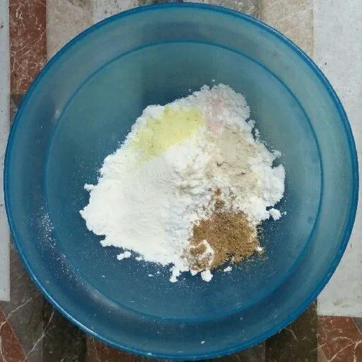 Masukkan tepung terigu, tepung beras, lada bubuk, kaldu jamur, garam.