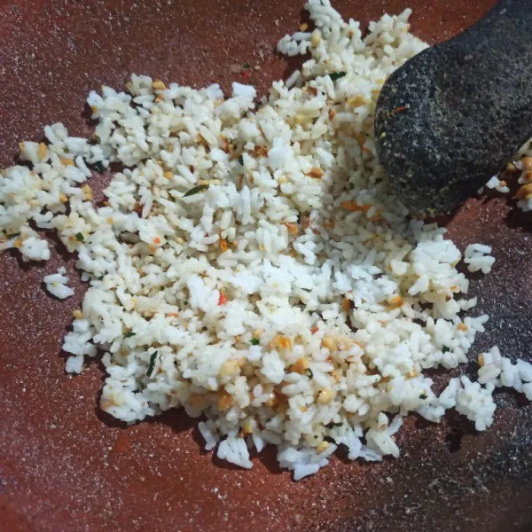 Tambahan nasi panas, aduk hingga tercampur rata. Sajikan dengan lauk sesuai dengan selera.
