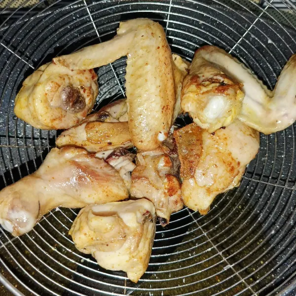 Kemudian goreng ayam sampai setengah matang, angkat dan tiriskan.