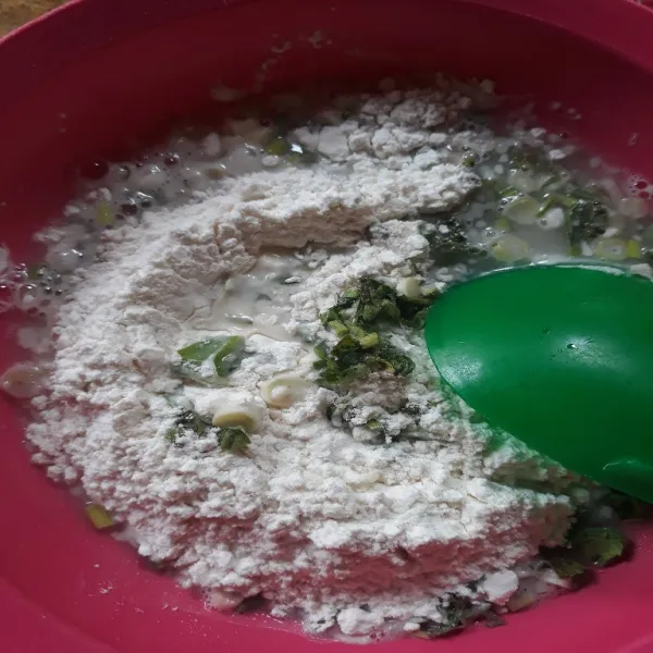 Tambahkan tepung, daun bawang dan seledri dalam wadah. Masukkan air secukupnya sampai adonan agak kental. Beri kaldu dan lada bubuk.