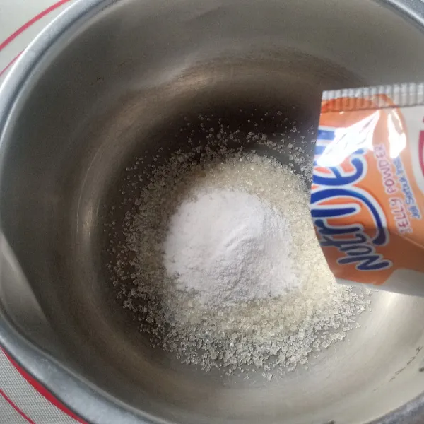 Dalam panci masukkan gula, bubuk jelly dan air, aduk rata.