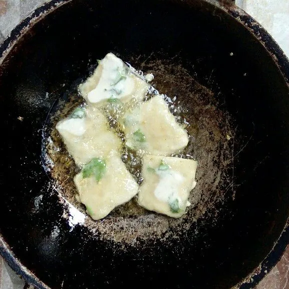 Goreng tempe ke dalam minyak panas.