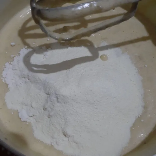 Tambahkan tepung terigu, susu bubuk full cream dan mixer selama 1 menit dengan kecepatan mixer terendah. Matikan mixer.