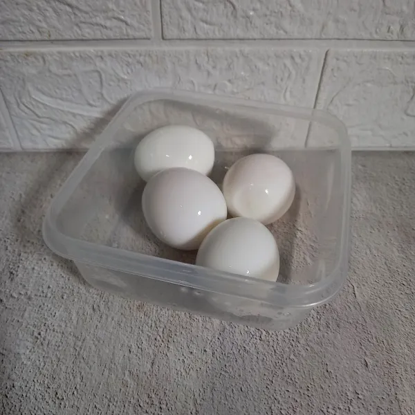 Rebus telur bebek dan kupas cangkangnya.