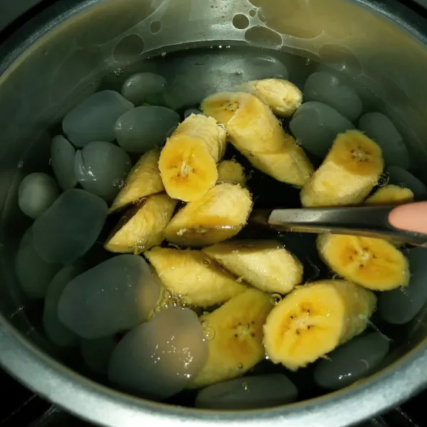 Masukkan pisang, masak sampai terlihat pisang matang. Matikan api.