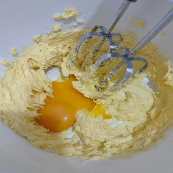 Tambahkan kuning telur, mixer sebentar sekitar 1 menit asal rata.