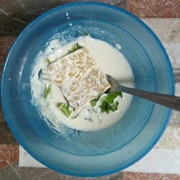 Masukkan irisan tempe.