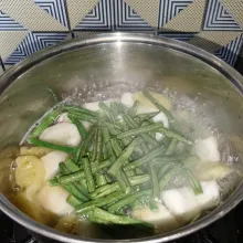 Setelah setengah matang, masukkan kacang panjang dan aduk rata.