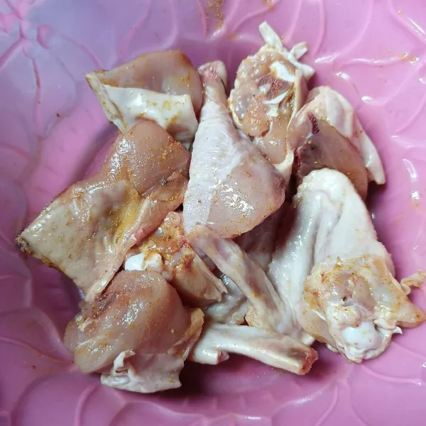Bumbui ayam sesuai selera dan marinasi sekitar 10 menit.
