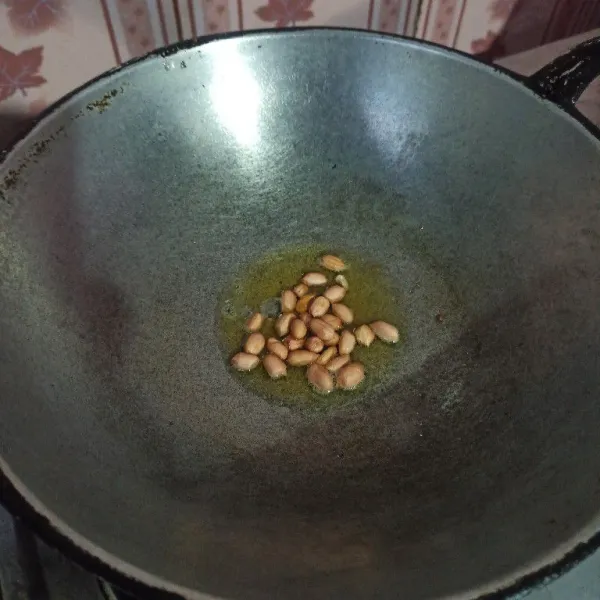 Cuci bersih kacang tanah kemudian goreng hingga kecokelatan.