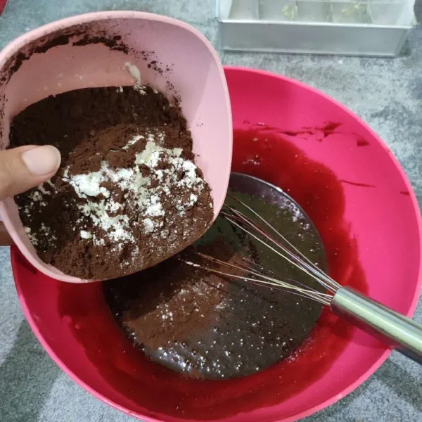 Setelah itu masukkan tepung terigu dan coklat bubuk. Aduk rata.