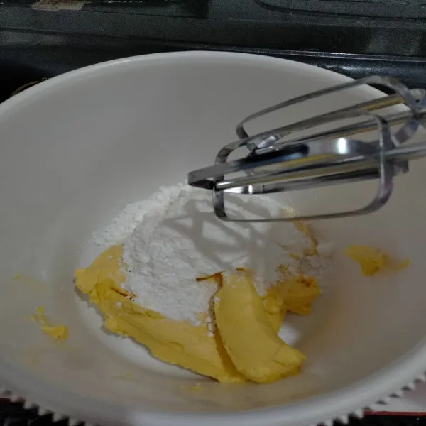 Masukkan margarin, butter, dan gula halus ke dalam wadah lalu mixer sebentar asal tercampur rata.