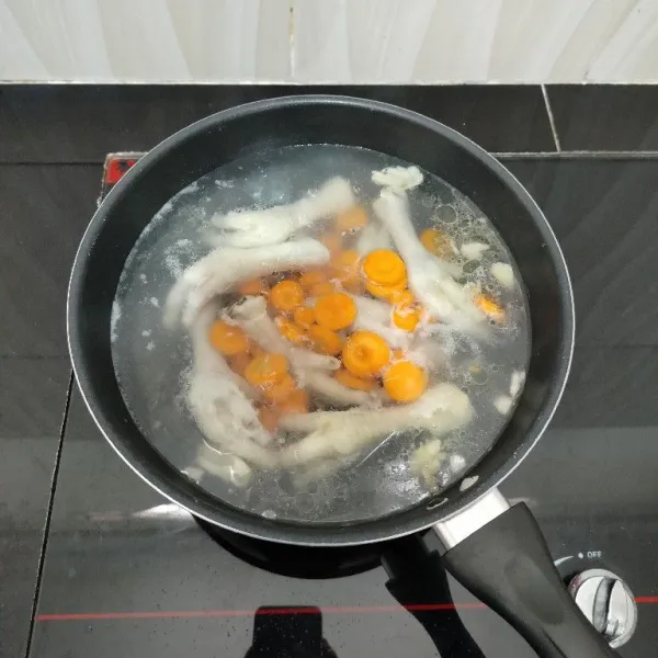 Kemudian masukkan wortel, merica bubuk, kaldu bubuk dan garam. Masak hingga wortel setengah layu.