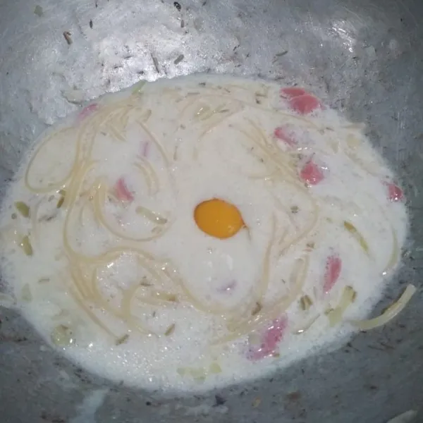 Tambahkan telur kemudian aduk cepat, setelah matang sajikan segera.