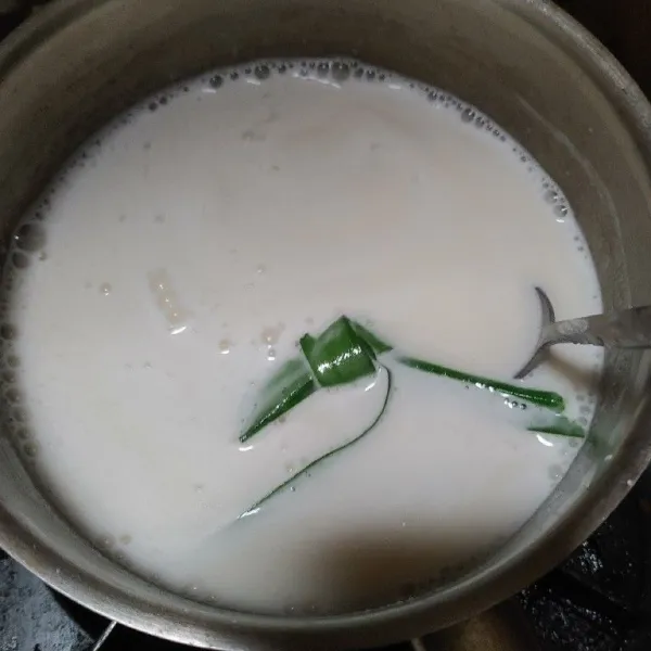 Untuk kuah masukkan semua bahan ke dalam panci, masak sambil terus diaduk sampai mendidih. Angkat, sajikan kuah dengan bubur sagu ambon.