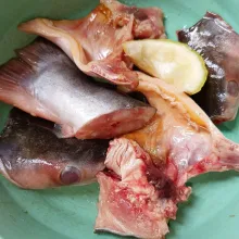 Kucuri ikan dengan jeruk nipis dan diamkan sebentar, lalu cuci bersih.