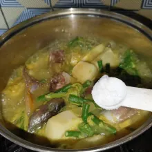 Tambahkan garam, gula pasir dan kaldu jamur, koreksi rasanya dan jika sudah pas siap untuk disajikan.
