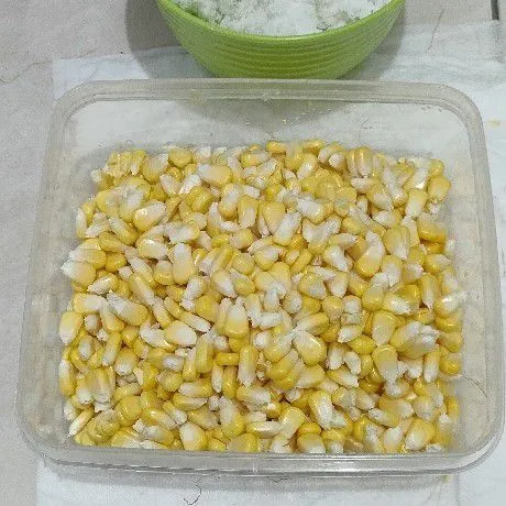 Siapkan jagung yang sudah dicuci bersih.