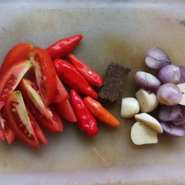 Cuci bersih cabai merah, bawang merah, bawang putih dan tomat merah kemudian potong-potong.