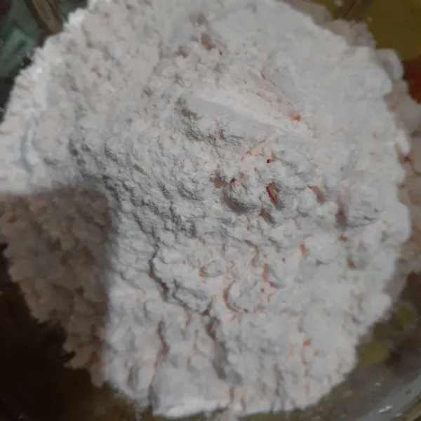 Tambahkan tepung terigu dan tepung custard, blender kembali hingga tercampur dengan baik.