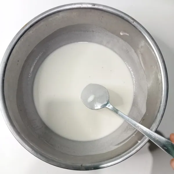 Masukkan tepung gorengan, tepung bumbu serbaguna, penyedap, dan air. Aduk rata.