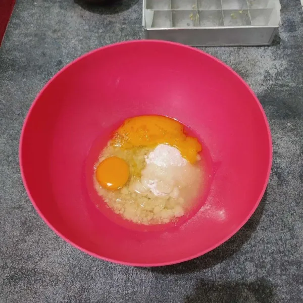 Kocok telur dan gula halus hingga gula larut.