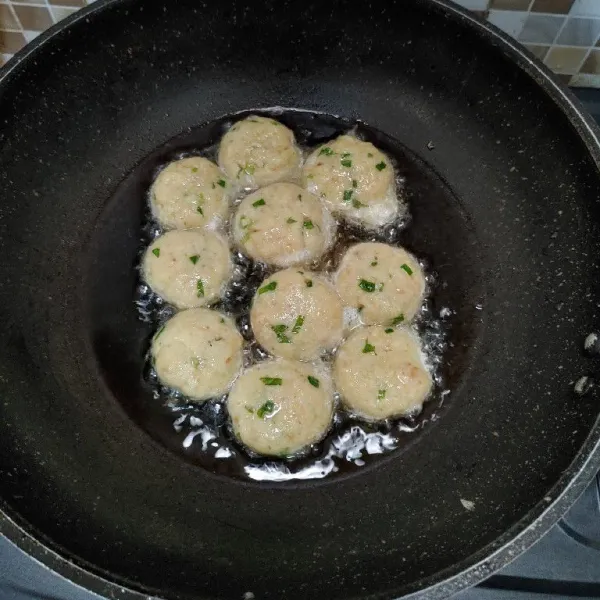 Bentuk bulat-bulat, masukkan kedalam kocokan putih telur goreng sampai matang kecokelatan. Angkat dan tiriskan.