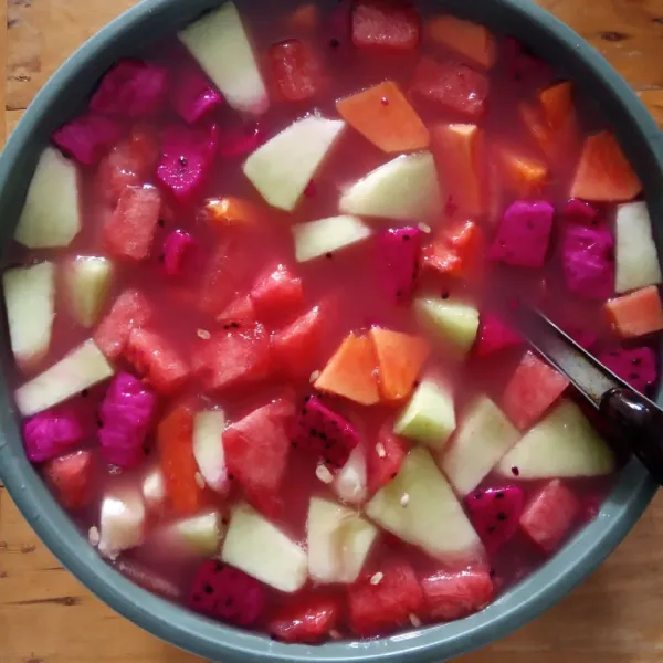 Masukkan buah ke dalam kuah sop. Aduk hingga merata dan masukkan ke dalam kulkas agar makin dingin.
