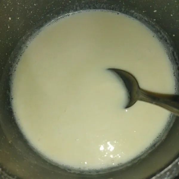 Vla : masak susu cair, garam dan gula pasir, hingga mendidih, lalu masukkan air larutan tepung maizena dan aduk rata, masak hingga meletup-letup, lalu angkat.