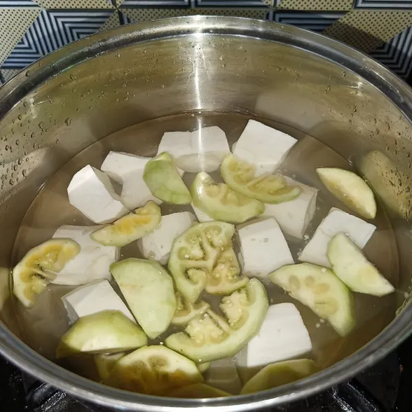 Rebus terong asam, singkong dan air.
